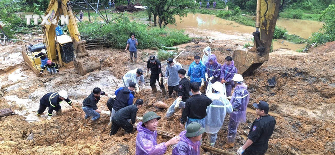 Cán bộ, chiến sỹ Công an tỉnh Hà Giang và các lực lượng chức năng nỗ lực tìm kiếm nạn nhân mất tích trong vụ sạt lở nghiêm trọng. Ảnh: TTXVN phát vna_potal_vu_sat_lo_nghiem_trong_tai_ha_giang_huy_dong_toi_da_luc_luong_tim_kiem_nan_nhan_mat_tich_7624462.jpg