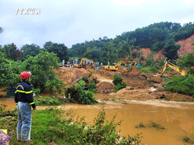 Cán bộ, chiến sỹ Công an tỉnh Hà Giang và các lực lượng chức năng nỗ lực tìm kiếm nạn nhân mất tích trong vụ sạt lở nghiêm trọng. Ảnh: TTXVN phát vna_potal_vu_sat_lo_nghiem_trong_tai_ha_giang_huy_dong_toi_da_luc_luong_tim_kiem_nan_nhan_mat_tich_7624470.jpg