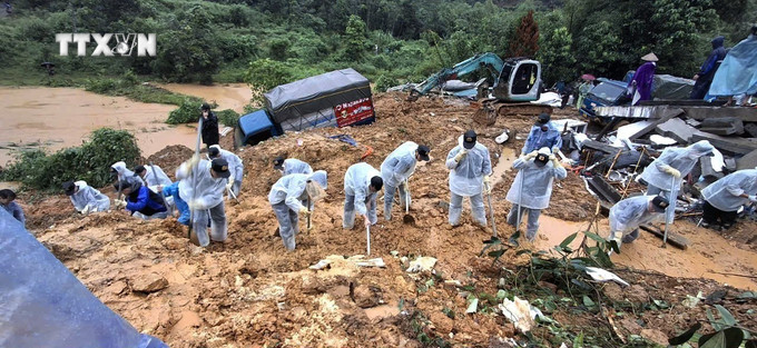 Cán bộ, chiến sỹ Công an tỉnh Hà Giang và các lực lượng chức năng nỗ lực tìm kiếm nạn nhân mất tích trong vụ sạt lở nghiêm trọng. Ảnh: TTXVN phát vna_potal_vu_sat_lo_nghiem_trong_tai_ha_giang_huy_dong_toi_da_luc_luong_tim_kiem_nan_nhan_mat_tich_7624459.jpg