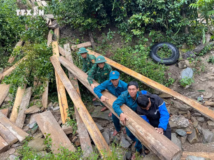 vna_potal_nghe_an_kip_thoi_di_doi_cac_ho_dan_ra_khoi_vung_nguy_co_sat_lo_dat_7670899.jpg