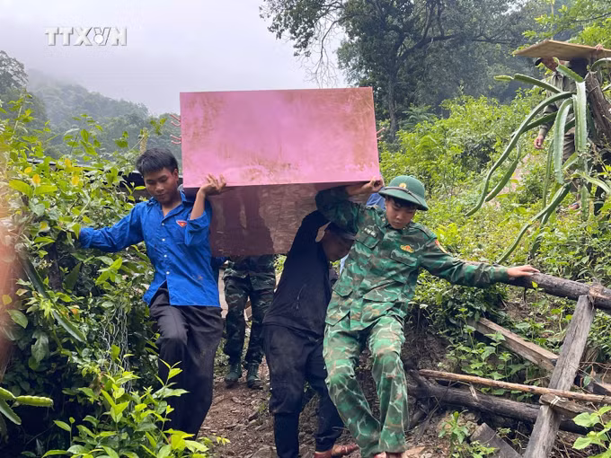 vna_potal_nghe_an_kip_thoi_di_doi_cac_ho_dan_ra_khoi_vung_nguy_co_sat_lo_dat_7670885.jpg