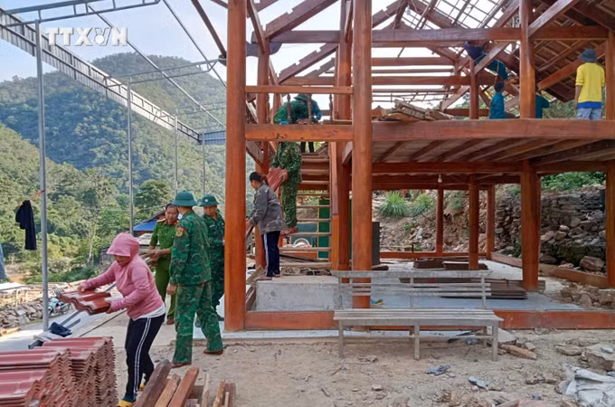 vna_potal_nghe_an_kip_thoi_di_doi_cac_ho_dan_ra_khoi_vung_nguy_co_sat_lo_dat_7670900.jpg