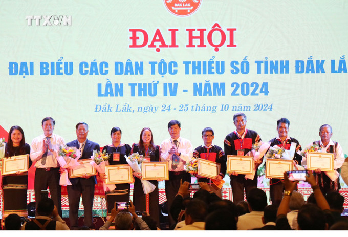 Ban tổ chức trao Bằng khen cho các đại biểu có thành tích trong công tác dân tộc. Ảnh: Tuấn Anh – TTXVN vna_potal_dai_hoi_dai_bieu_cac_dan_toc_thieu_so_tinh_dak_lak_lan_thu_iv_7670381.jpg