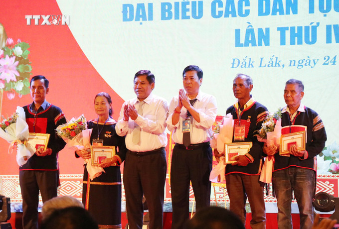 Ban tổ chức trao Kỷ niệm chương cho các đại biểu có thành tích trong công tác dân tộc. Ảnh: Tuấn Anh – TTXVN vna_potal_dai_hoi_dai_bieu_cac_dan_toc_thieu_so_tinh_dak_lak_lan_thu_iv_7670386.jpg