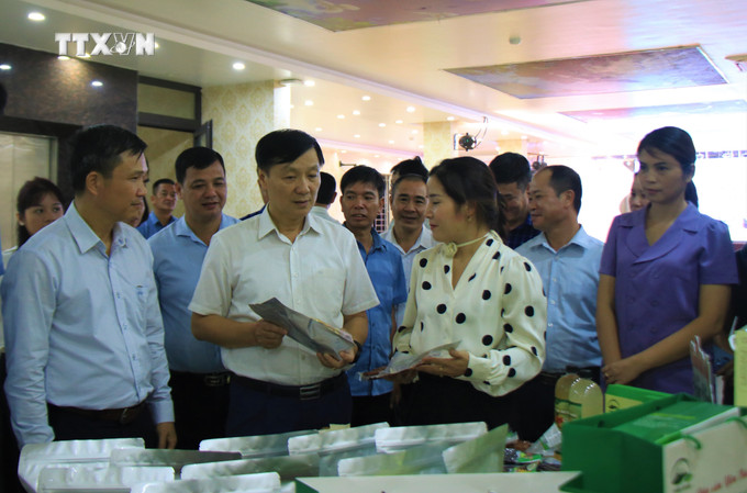 Các đại biểu tham quan gian hàng trưng bày, giới thiệu sản phẩm OCOP tại Diễn đàn. Ảnh: Đức Hoàng - TTXVN vna_potal_dien_dan_phat_trien_thuong_hieu_va_tieu_thu_san_pham_ocop_o_yen_bai_7671019.jpg