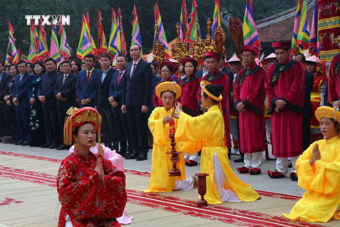 Các nữ quan thực hiện lễ dâng hương, hoa tưởng nhớ, tri ân công đức Tổ Mẫu Âu Cơ. Ảnh: Tạ Toàn - TTXVN vna_potal_phu_tho_hoanh_trang_le_khai_hoi_den_mau_au_co_7227645.jpg