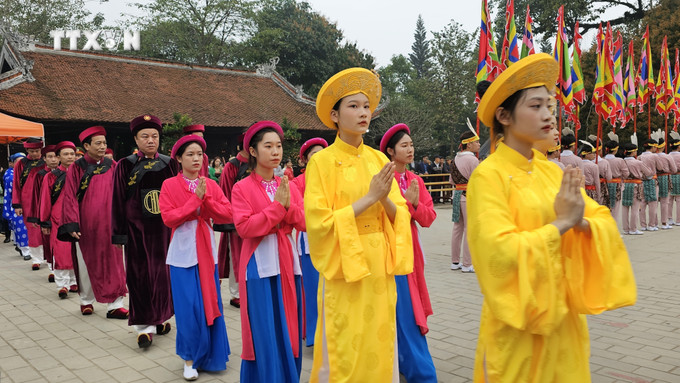 Lễ rước kiệu từ đình Đức Ông về đền Mẫu Âu Cơ. Ảnh: Tạ Toàn - TTXVN vna_potal_phu_tho_hoanh_trang_le_khai_hoi_den_mau_au_co_7227630.jpg