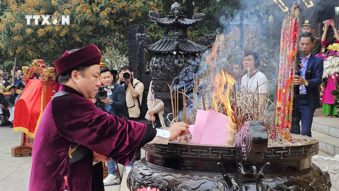 Chủ lễ hóa văn Tế tại Lễ dâng hương tưởng nhớ, tri ân công đức Tổ Mẫu Âu Cơ. Ảnh: Tạ Toàn - TTXVN vna_potal_phu_tho_hoanh_trang_le_khai_hoi_den_mau_au_co_7227643.jpg