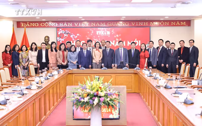 vna_potal_bo_truong_bo_thong_tin_va_truyen_thong_nguyen_manh_hung_den_lam_viec_voi_lanh_dao_thong_tan_xa_viet_nam_7226834.jpg