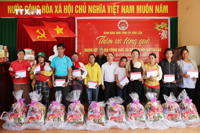 vna_potal_dak_lak_tham_tang_qua_tet_cho_nhan_dan_buon_ket_nghia_7201473.jpg