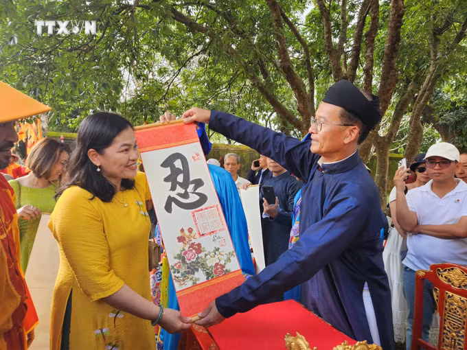 vna_potal_thua_thien_-_hue_to_chuc_le_ha_neu_va_khai_an_cung_chuc_tan_xuan_giap_thin_2024_7227667.jpeg