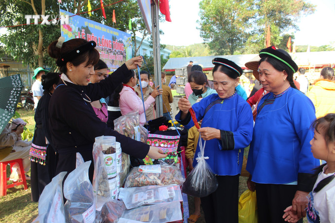 Nhiều sản phẩm được bày bán ở các gian hàng của lễ hội. Ảnh: Đức Hạnh - TTXVN vna_potal_gin_giu_le_hoi_van_hoa_tay_bac_tren_que_huong_lam_dong_7226388.jpg