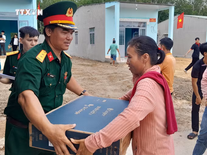vna_potal_binh_phuoc_ban_giao_diem_dan_cu_lien_ke_chot_dan_quan_bien_gioi_183236922_7304776.jpg