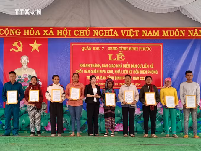 vna_potal_binh_phuoc_ban_giao_diem_dan_cu_lien_ke_chot_dan_quan_bien_gioi_7304764.jpg