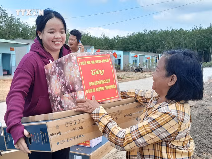vna_potal_binh_phuoc_ban_giao_diem_dan_cu_lien_ke_chot_dan_quan_bien_gioi_7304786 (1).jpg