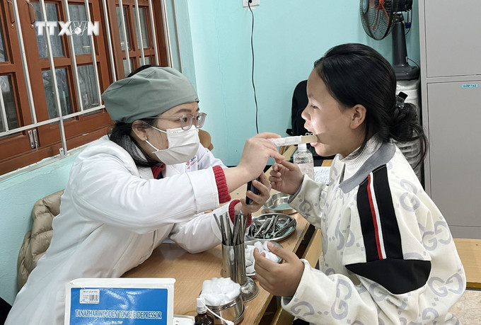 Khám, tư vấn sức khỏe học đường cho thanh thiếu nhi tại Chương trình. Ảnh: Anh Tuấn – TTXVN vna_potal_lang_son_chuong_trinh_“thang_ba_bien_gioi”_nam_2024__7265739.jpg