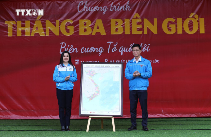 Tặng 300 Cờ Tổ quốc và Bản đồ Việt Nam (trị giá 15 triệu đồng) cho Huyện đoàn Cao Lộc tại Chương trình. Ảnh: Anh Tuấn – TTXVN vna_potal_lang_son_chuong_trinh_“thang_ba_bien_gioi”_nam_2024__7265719.jpg