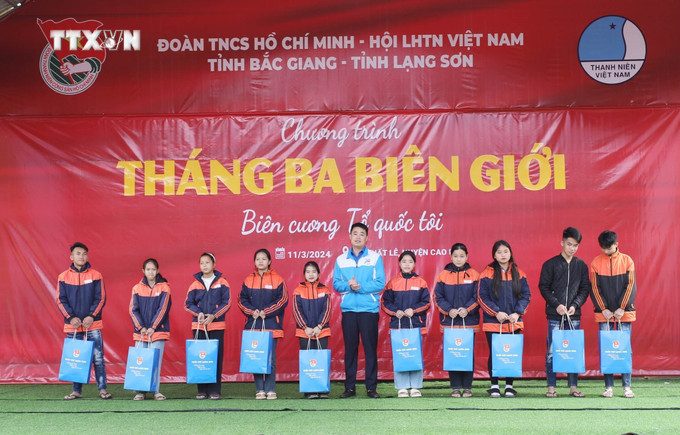 Tặng 35 suất quà cho 15 học học sinh khuyết tật và 20 em Học sinh nghèo vượt khó, là con ngoan trò giỏi tại Chương trình. Ảnh: Anh Tuấn – TTXVN vna_potal_lang_son_chuong_trinh_“thang_ba_bien_gioi”_nam_2024__7265744.jpg