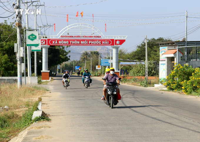Hệ thống đường giao thông liên xã ở huyện Ninh Phước (Ninh Thuận) được đầu tư đồng bộ tạo thuận lợi cho người dân đi lại, giao thương hàng hóa. Ảnh: Nguyễn Thành – TTXVN vna_potal_ninh_thuan_xay_dung_nong_thon_moi_dam_bao_tinh_kha_thi_hieu_qua_7266696.jpg
