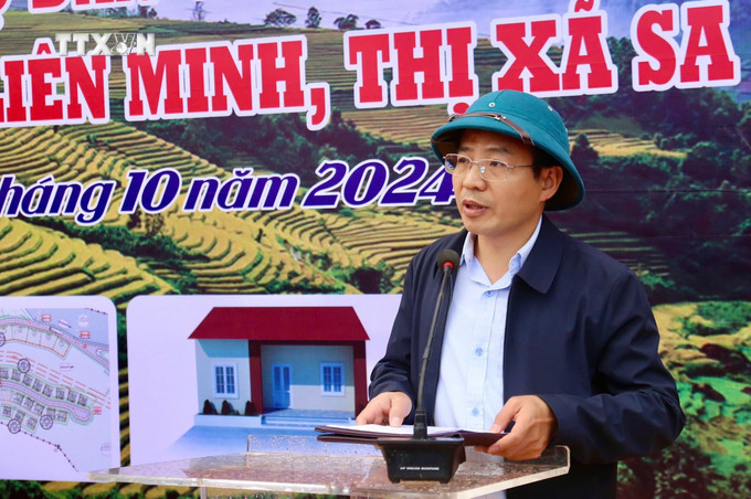 Ông Đỗ Văn Tân, Phó Chủ tịch UBND thị xã Sa Pa phát biểu tại buổi khởi công. Ảnh: TTXVN phát vna_potal_lao_cai_khoi_cong_khu_tai_dinh_cu_cho_28_ho_dan_thon_nam_than_7656692.jpg