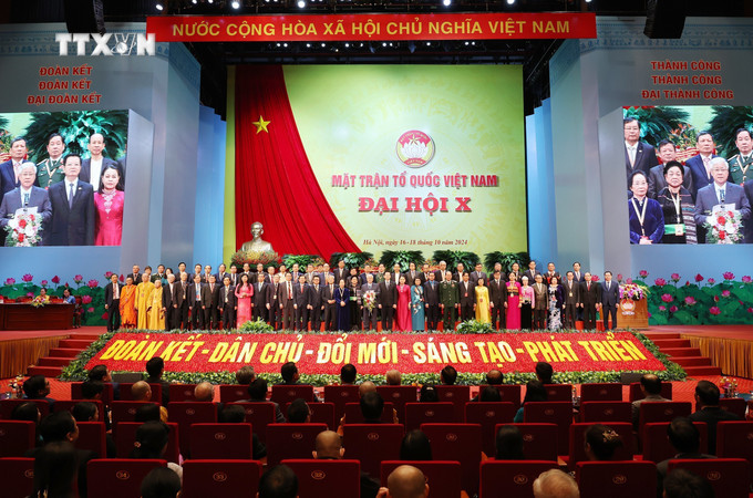 Đoàn Chủ tịch Uỷ ban Trung ương Mặt trận Tổ quốc Việt Nam khoá X, nhiệm kỳ 2024 - 2029 ra mắt Đại hội. Ảnh: TTXVN vna_potal_phien_be_mac_dai_hoi_dai_bieu_toan_quoc_mat_tran_to_quoc_viet_nam_lan_thu_x_7657726.jpg
