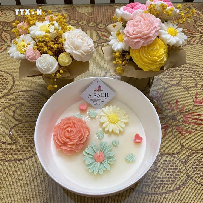 Sáp nến được làm từ các nguyên liệu như sáp đậu nành, sáp ong và tinh dầu quế. Ảnh: Đinh Hương - TTXVN vna_potal_phu_nu_quang_ngai_khoi_nghiep_voi_san_pham_tu_thien_nhien_7656360.jpg