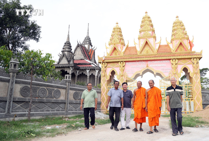 Ông Danh Út (người ngoài cùng bên trái) thường xuyên đến chùa Khmer để cùng với sư sãi tuyên truyền chủ trương của Đảng, chính sách pháp luật của Nhà nước cho các phật tử. Ảnh: Lê Sen - TTXVN vna_potal_ong_danh_ut_nguoi_co_uy_tin_trong_dong_bao_dan_toc_khmer_tai_kien_giang_7210634.jpg
