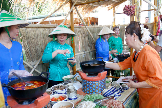 Tái hiện món ăn truyền thống bún bò nước Phan Thiết tại sự kiện “The Lost Recipes”. Ảnh: Nguyễn Thanh - TTXVN vna_potal_tai_hien_nhung_mon_an_that_truyen_o_phan_thiet_binh_thuan_7294533.jpg