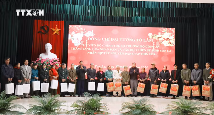 vna_potal_dai_tuong_to_lam_bo_truong_bo_cong_an_tham_tang_qua_tai_son_la_7205259.jpg