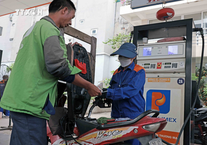 Mua bán xăng, dầu tại một điểm kinh doanh xăng dầu trên địa bàn Hà Nội. Ảnh: Trần Việt - TTXVN vna_potal_gia_xang_dau_tang_manh_tu_15_gio_ngay_10102024_7644390.jpg