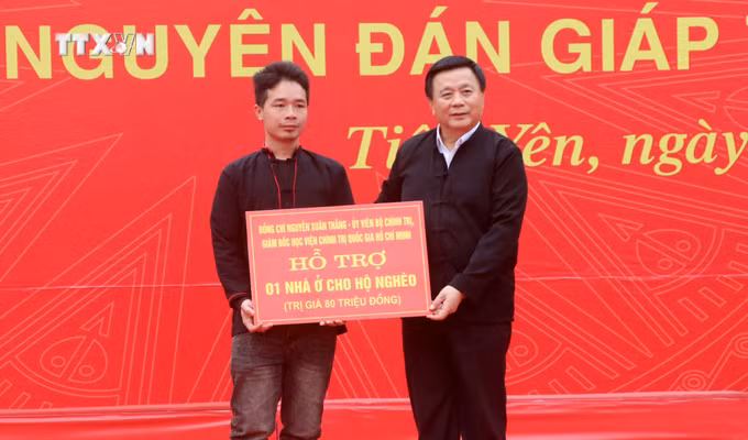 vna_potal_uy_vien_bo_chinh_tri_nguyen_xuan_thang_tham_va_tang_qua_tet_tai_tinh_quang_ninh_7208375.jpg