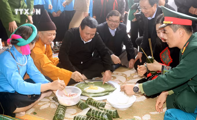 vna_potal_uy_vien_bo_chinh_tri_nguyen_xuan_thang_tham_va_tang_qua_tet_tai_tinh_quang_ninh_7208364.jpg