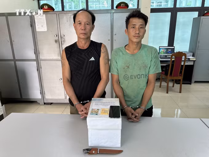 vna_potal_bat_hai_doi_tuong_mua_ban_trai_phep_so_luong_lon_chat_ma_tuy_tai_son_la__7327410.jpg