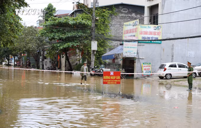 vna_potal_thai_nguyen_nuoc_lu_dang_cao_cam_nhieu_cau_duong_de_dam_bao_an_toan_7581871.jpg