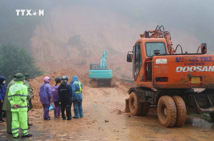 Sở Giao thông vận tải tỉnh Lai Châu tập trung lực lượng, máy móc để giải quyết điểm sạt lở tại quốc lộ 4D. Ảnh: Nguyễn Oanh-TTXVN vna_potal_no_luc_dam_bao_thong_tuyen_tai_lai_chau_7582603.jpg