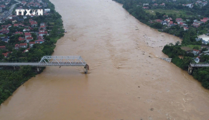 Cầu Phong Châu (Phú Thọ) bị sập, sáng 9/9. Một trụ và hai nhịp của cây cầu đã bị nước lũ cuốn. Ảnh: Tạ Toàn - TTXVN vna_potal_sap_cau_phong_chau_phu_tho_7582414.jpg