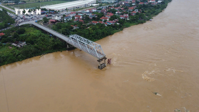 Sập cầu Phong Châu (Phú Thọ). Cầu dài 375,36m, nằm trên Quốc lộ 32C nối thành phố Việt Trì, huyện lâm Thao với các huyện Tam Nông, Thanh Thủy, Thanh Sơn, Tân Sơn và đi các tỉnh Hòa Bình, Sơn La...Ảnh: Tạ Toàn – TTXVN vna_potal_sap_cau_phong_chau_phu_tho_7582415.jpg