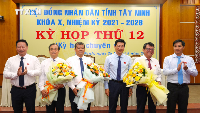 Ông Nguyễn Hồng Thanh (thứ 2, từ trái sang) được bầu giữ chức vụ Phó Chủ tịch UBND tỉnh Tây Ninh nhiệm kỳ 2021-2026. Ảnh: Minh Phú - TTXVN vna_potal_xay_dung_dang_va_he_thong_chinh_tri_ong_nguyen_hong_thanh_duoc_bau_giu_chuc_vu_pho_chu_tich_ubnd_tinh_tay_ninh_7399216.jpg