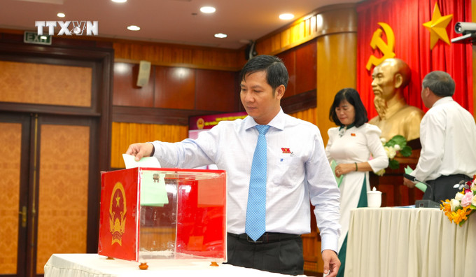 Ông Nguyễn Thành Tâm, Bí thư Tỉnh uỷ, Chủ tịch HĐND tỉnh Tây Ninh, bỏ phiếu bầu bổ sung chức danh Phó Chủ tịch UBND tỉnh. Ảnh: Minh Phú - TTXVN vna_potal_ong_nguyen_hong_thanh_duoc_bau_lam_pho_chu_tich_ubnd_tinh_tay_ninh_7399215.jpg