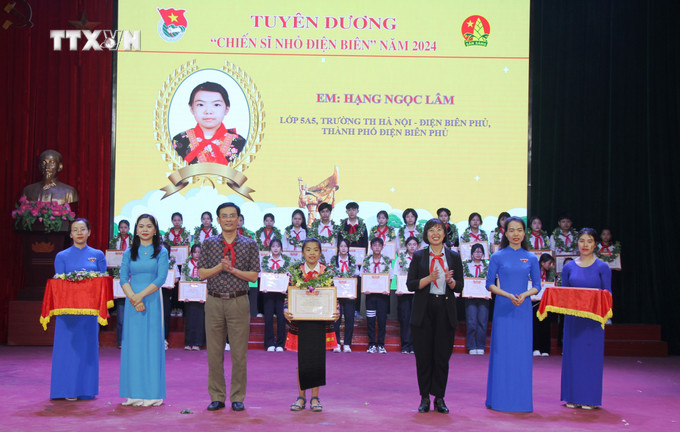 Lãnh đạo Tỉnh Đoàn Điện Biên tuyên dương “Chiến sĩ nhỏ Điện Biên”. Ảnh: Phan Quân - TTXVN vna_potal_dien_bien_tuyen_duong_70_“chien_si_nho_dien_bien”_7309384.jpg