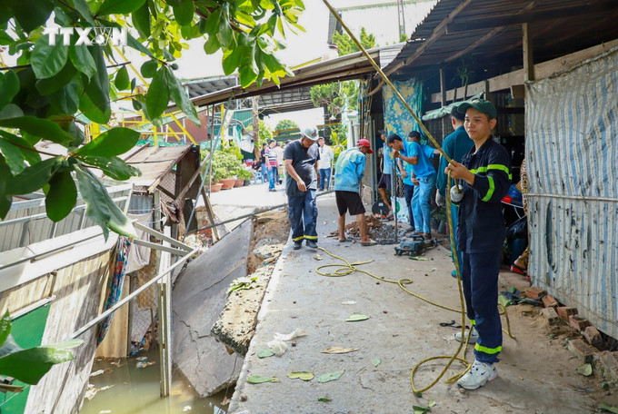 Lực lượng chức năng hỗ trợ người dân tháo dỡ, di dời tài sản trong vụ sạt lở bờ sông Thốt Nốt xảy ra ngày 30/4, làm 3 căn nhà bị đổ sập xuống sông. Ảnh: TTXVN phát vna_potal_can_tho_xay_ra_4_vu_sat_lo_bo_song_trong_hai_ngay_7355795.jpg