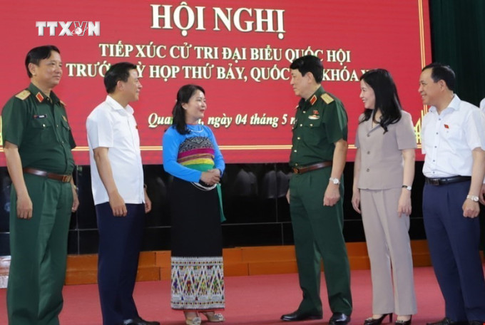 Đại tướng Lương Cường trao đổi với lãnh đạo và cử tri huyện Quan Sơn (Thanh Hóa). Ảnh: Hoa Mai - TTXVN vna_potal_dai_tuong_luong_cuong_tiep_xuc_cu_tri_huyen_quan_son_tinh_thanh_hoa_7358839.jpg