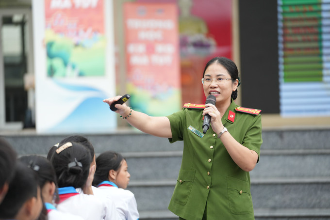 Cán bộ Cục Cảnh sát điều tra tội phạm về ma túy tuyên truyền pháp luật về phòng chống ma túy cho học sinh - Ảnh: chinhphu.vn tuyentruyenpcmatuy.jpg