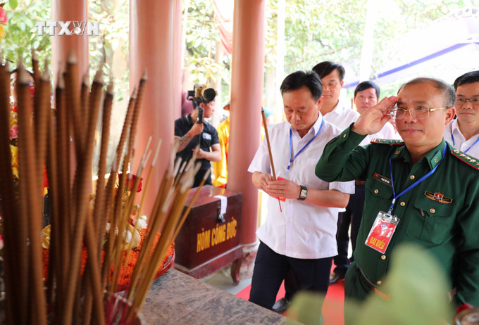 Dâng hương tưởng nhớ công đức của nghĩa quân Hoàng Công Chất. Ảnh: Trung Kiên - TTXVN vna_potal_nam_du_lich_quoc_gia_2024_ron_rang_le_hoi_thanh_ban_phu_7301931.jpg