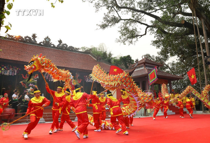 Màn múa rồng tại lễ hội Thành Bản Phủ năm 2024. Ảnh: Trung Kiên - TTXVN vna_potal_nam_du_lich_quoc_gia_2024_ron_rang_le_hoi_thanh_ban_phu_7301928.jpg