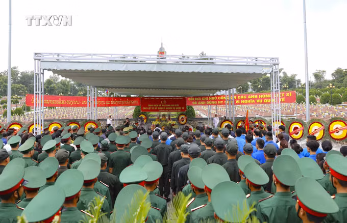 vna_potal_dien_bien_le_truy_dieu_va_an_tang_hai_cot_liet_sy_quan_tinh_nguyen_viet_nam_hy_sinh_tai_lao_7438102.jpg
