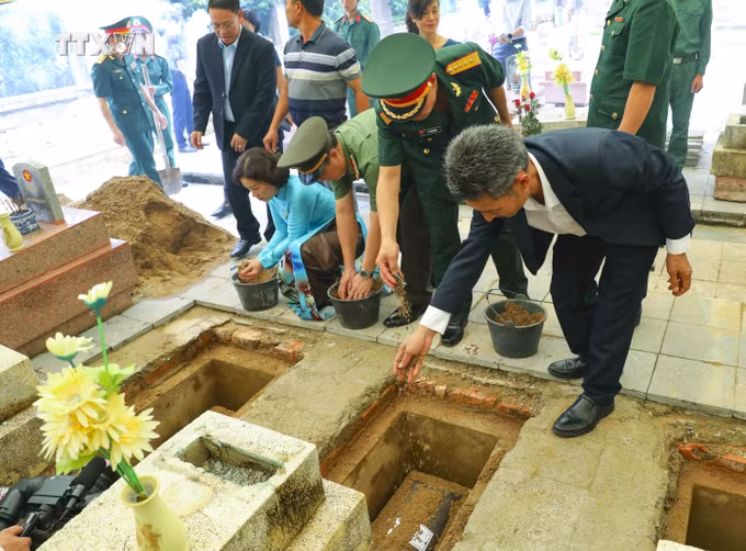 vna_potal_dien_bien_le_truy_dieu_va_an_tang_12_hai_cot_liet_sy_quan_tinh_nguyen_viet_nam_hy_sinh_tai_lao_7438060.jpg