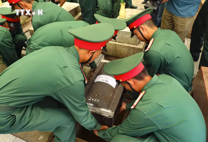 vna_potal_dien_bien_le_truy_dieu_va_an_tang_12_hai_cot_liet_sy_quan_tinh_nguyen_viet_nam_hy_sinh_tai_lao_7438062.jpg
