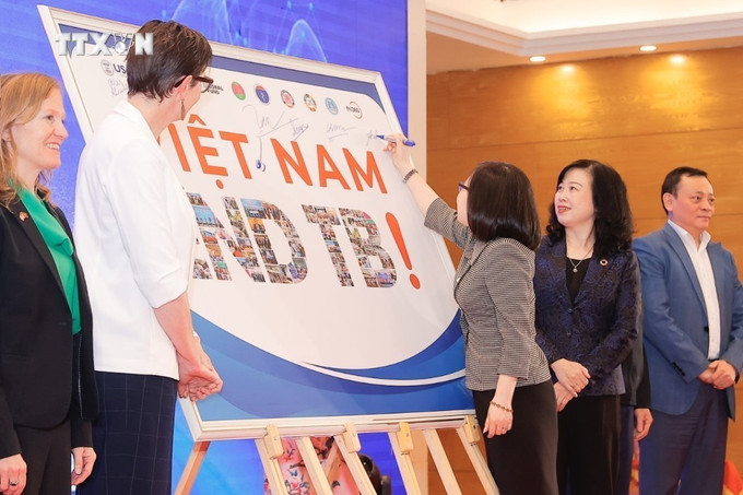 Đại biểu ký tên thể hiện cam kết chấm dứt bệnh lao tại Việt Nam. Ảnh: Minh Quyết - TTXVN vna_potal_le_ky_niem_ngay_the_gioi_phong_chong_lao_nam_2024_7283492.jpeg