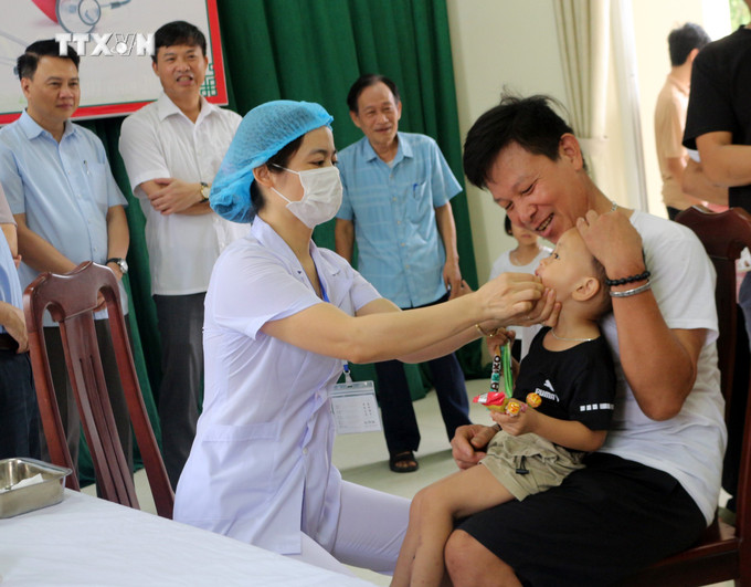 Bổ sung Vitamin A cho trẻ em từ 6 đến 35 tháng tuổi tại phường Thanh Tuyền, thành phố Phủ Lý. Ảnh: Nguyễn Chinh - TTXVN vna_potal_ha_nam_trien_khai_chien_dich_bo_sung_vitamin_a_cho_hon_55700_tre_7406853.jpg